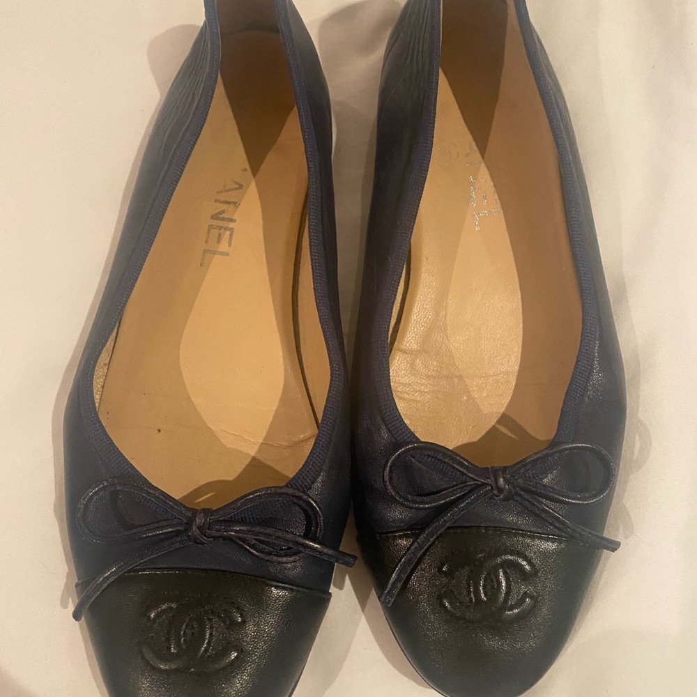 Chanel cc log leather ballet flat size 7 shoes authentic
